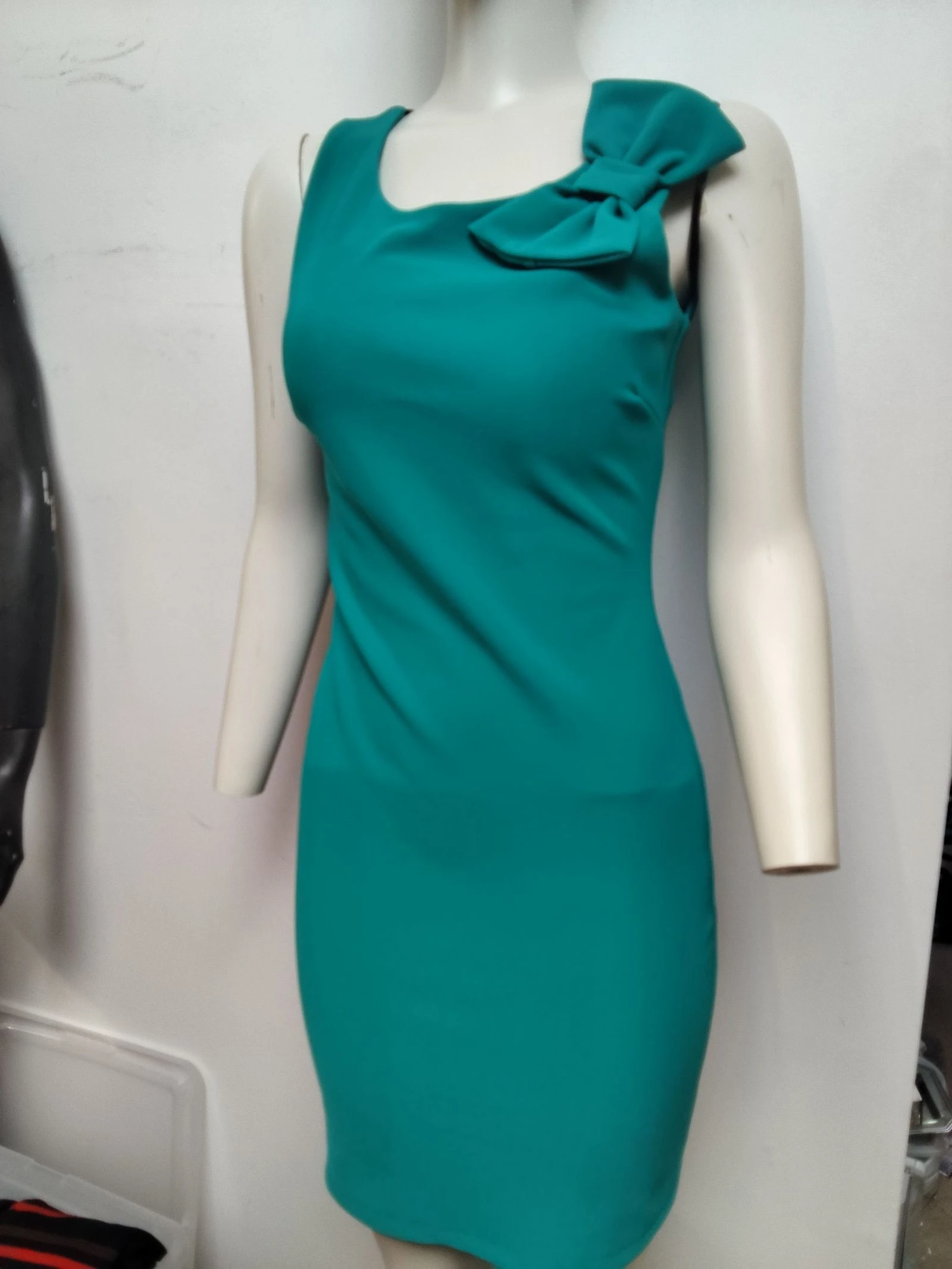 Robe  verte avec un noeud papillon sur une épaule tirette dans le dos pour femme taille M ou 38 